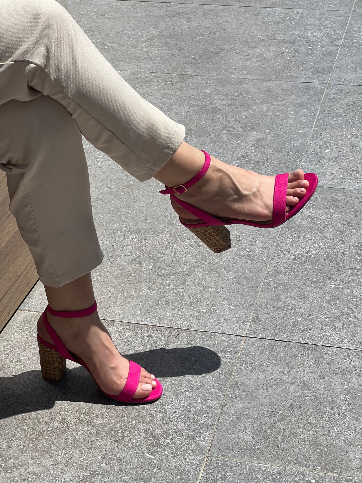 Sandales à talons carrés, ornées de brides fines et d’un talon tressé.